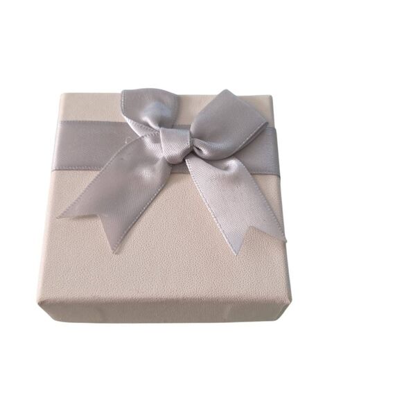 White Gray Beaded Shitzu Bracelet - Picture 3 of 4